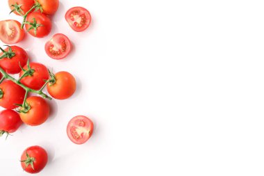 Beyaz arka planda izole edilmiş kırmızı kiraz domatesleri. Üst görünüm