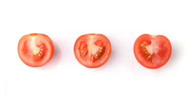 Beyaz arka planda izole edilmiş olgun kırmızı kiraz domatesleri.