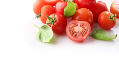 Beyaz arka planda izole edilmiş olgun kırmızı kiraz domatesleri.