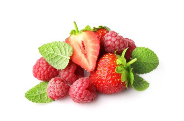 Beyaz arka planda izole edilmiş çilek ve ahududu.