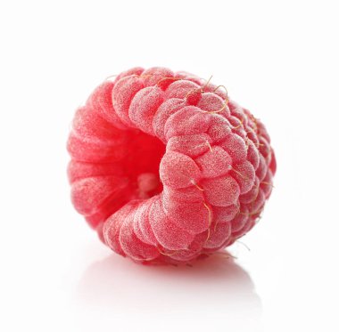 Beyaz arka plan üzerinde izole kırmızı olgun ahududu