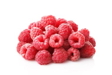 Beyaz arka planda izole edilmiş olgun ahududu yığını