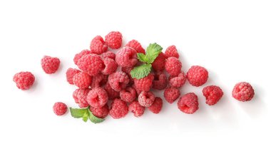 Beyaz arka planda izole edilmiş olgun ahududu yığını. Üst görünüm