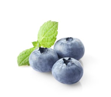 Beyaz arka planda izole edilmiş taze yaban mersini.