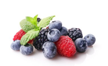 Grup üzerinde beyaz izole taze çilek