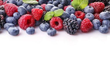 Beyaz arka planda izole edilmiş taze yaz meyveleri.