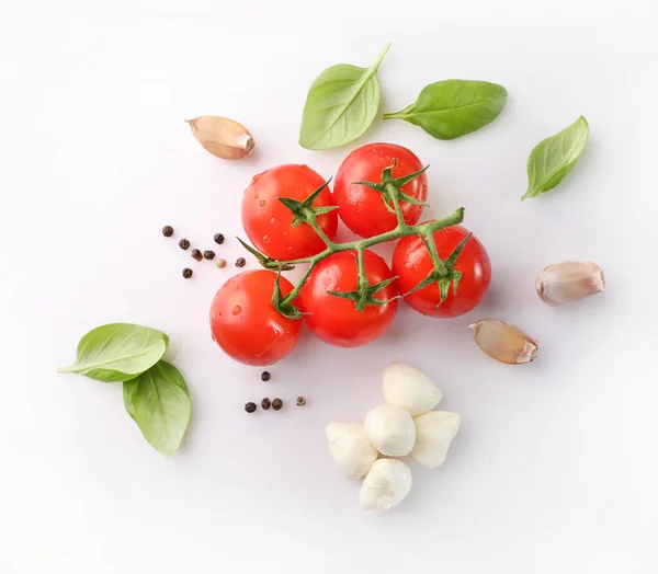 Tomatin Ceri Merah Dan Mozzarella Dengan Latar Belakang Putih Tampilan — Stok Foto