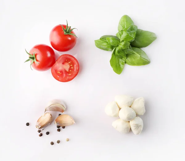 Set Matang Merah Ceri Tomatos Dan Mozzarella Dan Rempah Rempah — Stok Foto