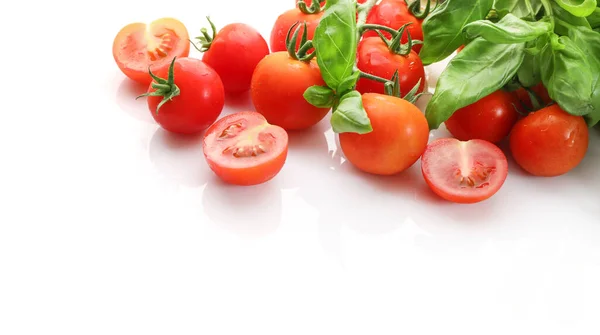 Tomates Cerises Mûres Rouges Isolées Sur Fond Blanc — Photo