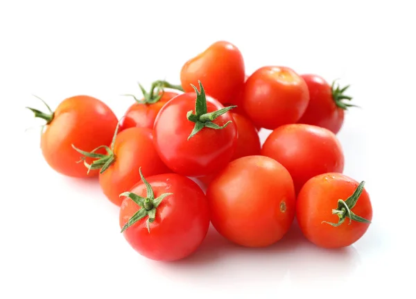 Tomate Cereja Vermelho Maduro Isolado Sobre Fundo Branco — Fotografia de Stock