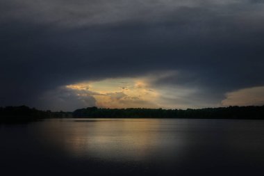 Kara dramatik bulutlar ve nehir