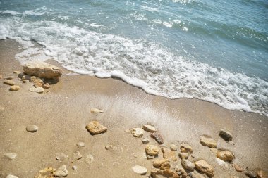 Deniz sahilinde mavi köpük dalgaları