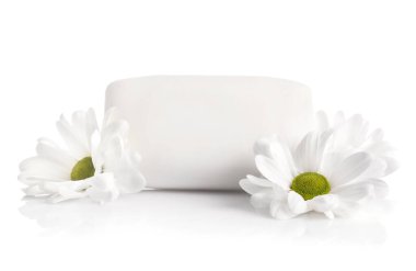 Sabun ve çiçekler beyaz arka planda izole edilmiş