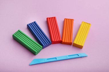 Mor arka planda çok renkli plastikler