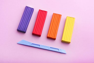 Mor arka planda çok renkli plastikler