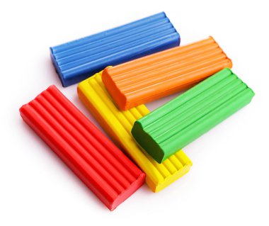 Beyaz arka planda çok renkli plastikler