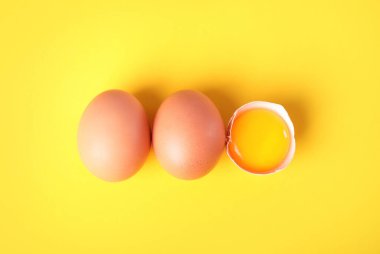 Sarı arka planda taze yumurtalar