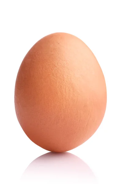 Telur Segar Diisolasi Pada Latar Belakang Putih — Stok Foto