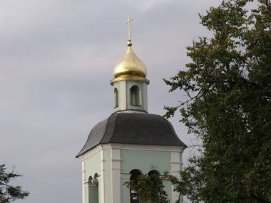 Ağaçların arasındaki kilise