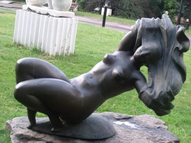 Şehirde duran heykeller.