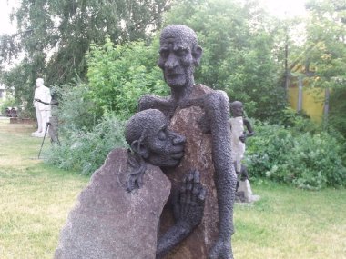 Şehirde duran heykeller.