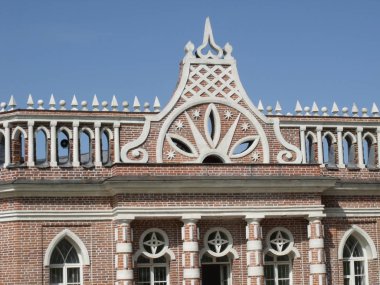 Bina tuğladan yapılmış.