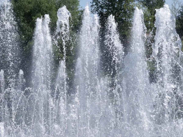 Fonteinen Van Water Stroomt Omhoog — Stockfoto