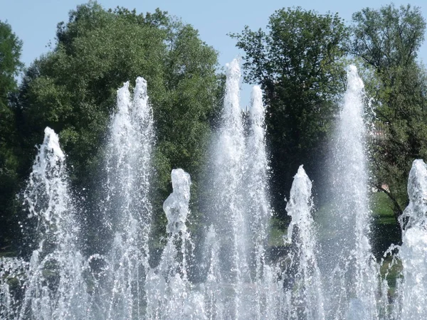 Fonteinen Van Water Stroomt Omhoog — Stockfoto