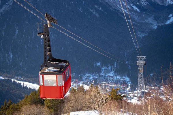 Cabine Câble Rouge Dans Les Montagnes — Photo