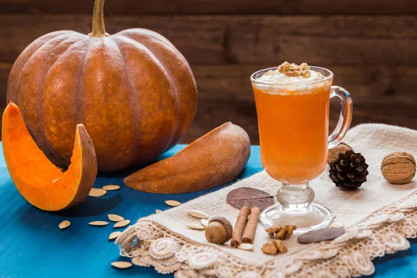 Postre de calabaza en una copa de vidrio —  Fotos de Stock