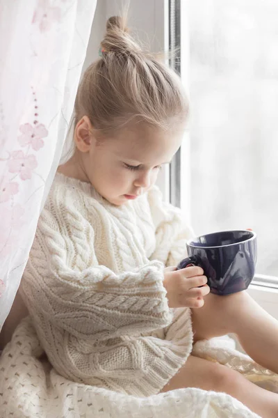 Beyaz örgü kazak kız