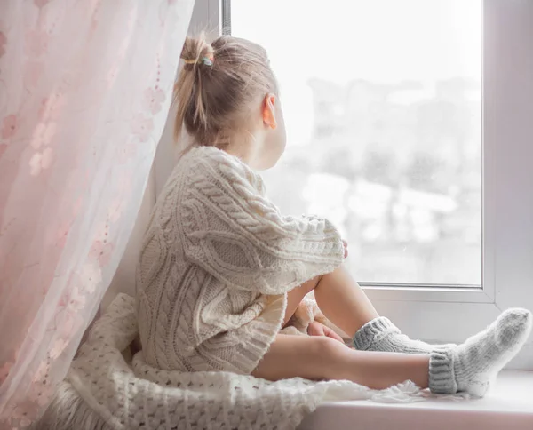 Beyaz örgü kazak kız