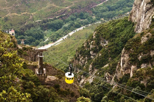 Um reboque amarelo sobe ao longo de uma estrada suspensa — Fotografia de Stock