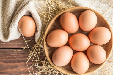 Tavuk yumurtası saman ile sepet içinde