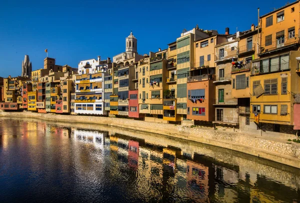 Girona çok renkli evleri