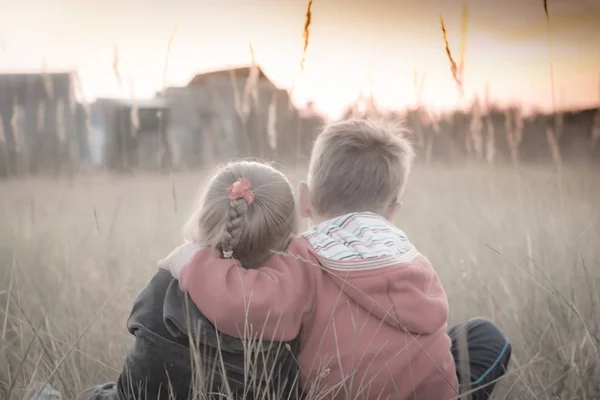 erkek ve kız sarılma 