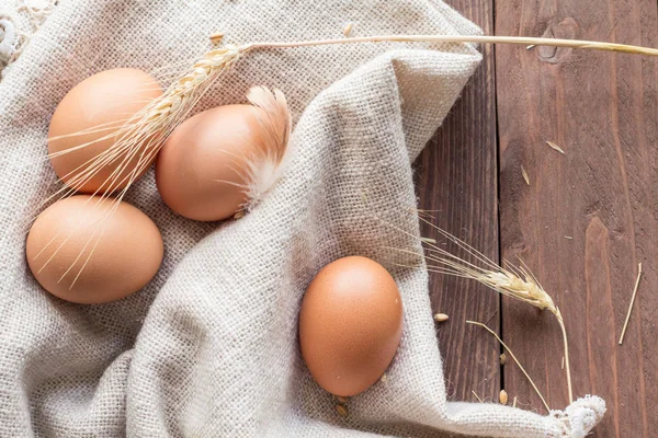 Tavuk yumurtası keten peçeteye