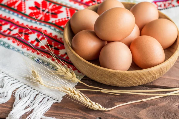 Tavuk yumurtası saman ile sepet içinde