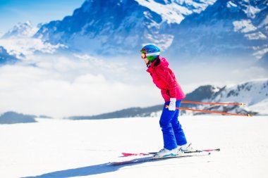 Genç kadın dağlarda Kayak.