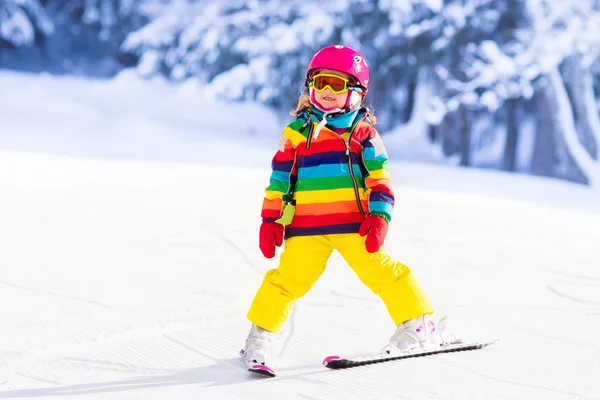 Petite fille ski dans les montagnes — Photo