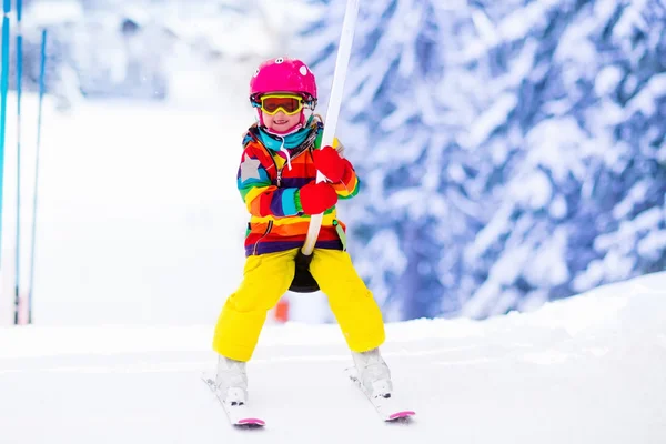 在滑雪缆车上的孩子 — 图库照片