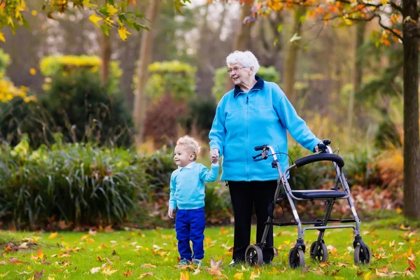 Senior dam med rullator njuter familj besök — Stockfoto