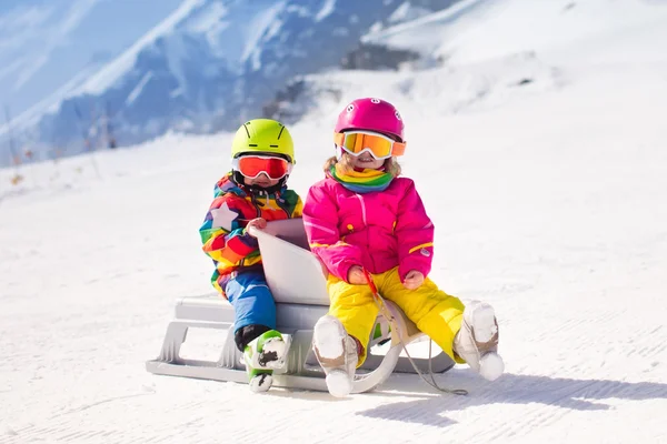 Bambini in gita in slitta in montagna — Foto Stock