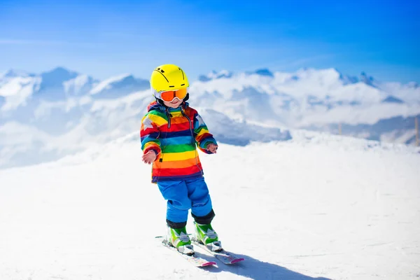 Маленький ребенок катается на лыжах в горах — стоковое фото