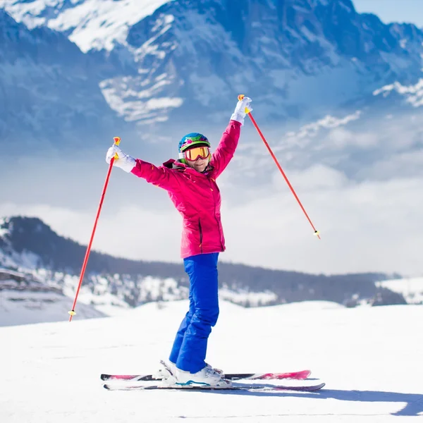 Genç kadın dağlarda Kayak. — Stok fotoğraf
