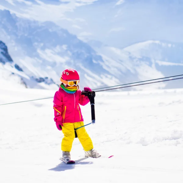 Kind op de skilift — Stockfoto