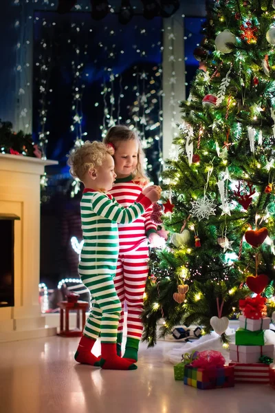 Niños decorando árbol de Navidad — Foto de Stock