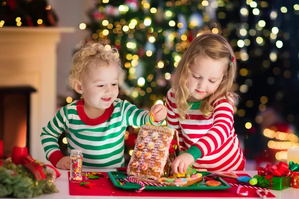 Kinder basteln weihnachtliches Lebkuchenhaus — Stockfoto