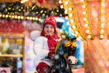 Çocuk sürme atlıkarınca üstünde Noel pazarı