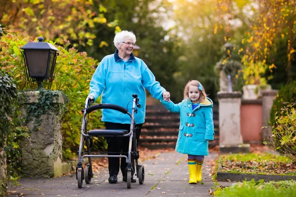 Senior dam med rullator njuter familj besök — Stockfoto